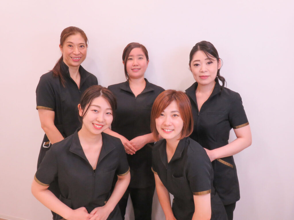 福岡市南区のダイエットサロン女性スタッフの集合写真