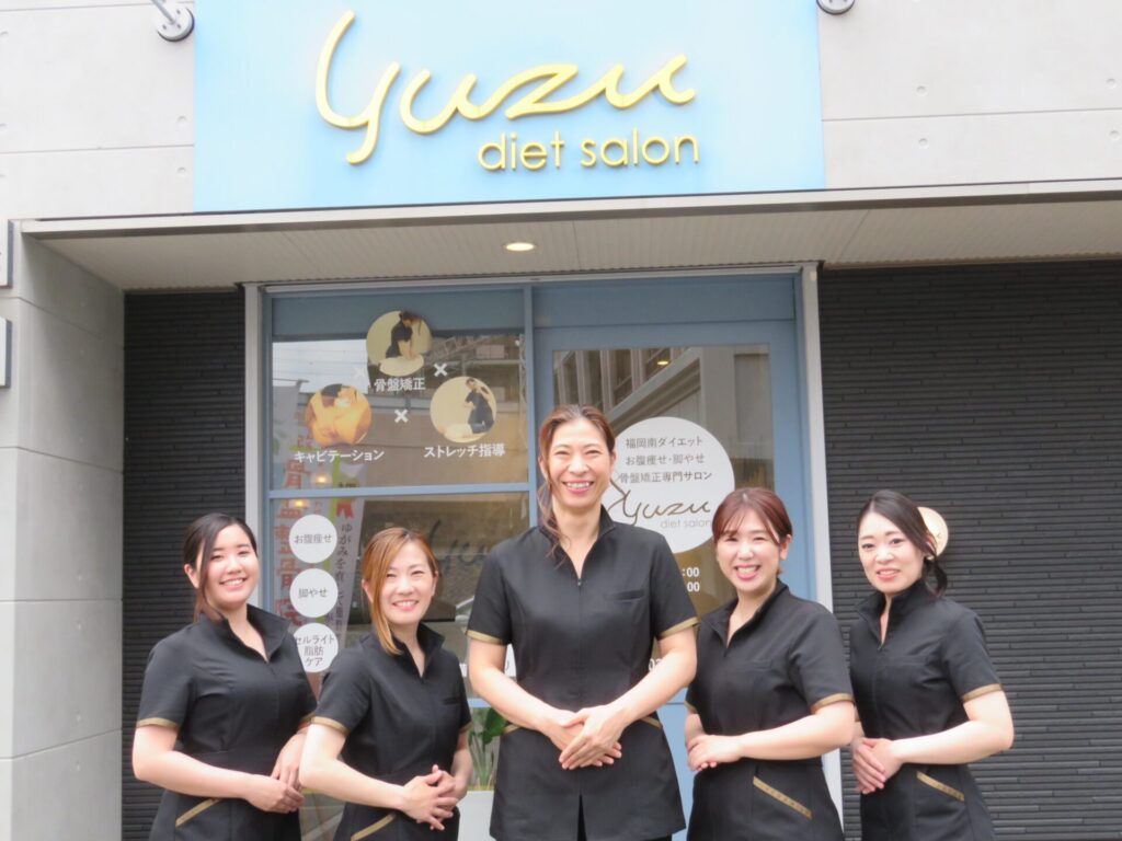福岡市南区にあるダイエットサロンの女性スタッフと外観の雰囲気