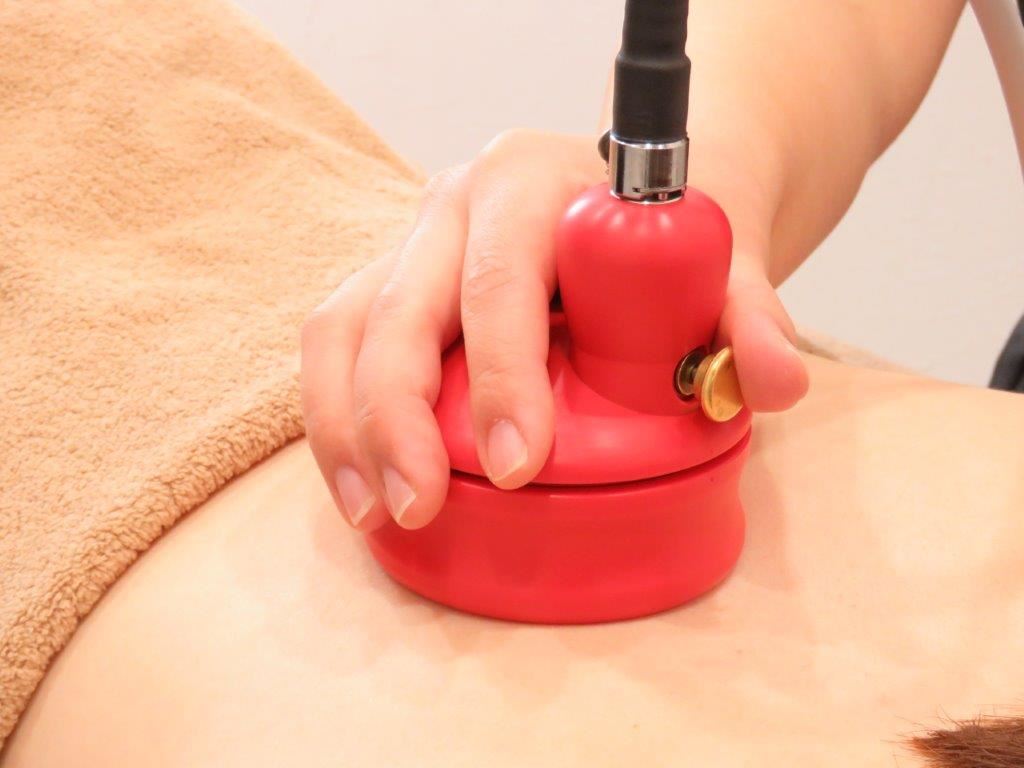 筋膜リリースの機会を肌に密着させている様子