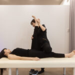 ストレッチを女性スタッフがしているところ