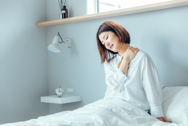 身体がきつくてだるそうな女性