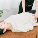 女性が骨盤矯正を受けている様子